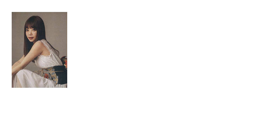 書道家 真澪 氏 7歳から海舟書道教室より書道を始める。竹田海舟に書の基礎を学び、読売書法展や日本書芸院展などで数々の賞を受賞。22歳師範免許取得。心華書道教室を開講。書道競書『鈍愚理』発行、編集に携わる。関西で書道教室を開設しながら広告書体制作を行い、従来の書道の粋を超えた新たな書の楽しみ方や「書」の様々なデザインを考案するなど幅広い分野に挑戦し魅力ある書の表現法にチャレンジしている。書道パフォーマンスに関しては、日本のみならず、フランス・ルーヴル美術館での書道パフォーマンスなどヨーロッパ、アメリカ、アジアでのパフォーマンス、ワークショップ、個展等グローバルに活動している。伝統的な書にイマジネーション、インスピレーションを織り交ぜ文字に感情表現をつけ、「時に心にパワーを、時に心に癒しを、時に心を揺さぶる」そんな想いを感じられる「生きる書」を発信し日々、書の道を歩み続けている。