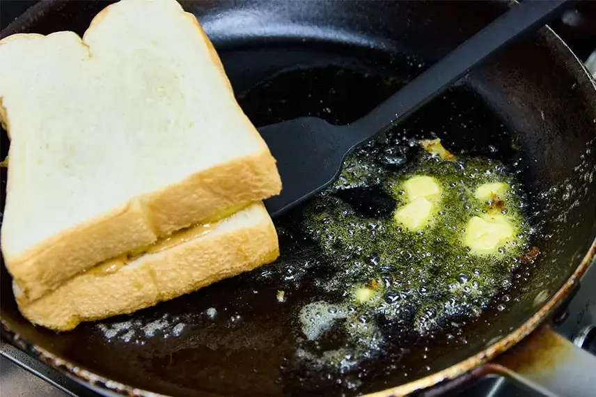 ⑤バターでパンの表面を焼く