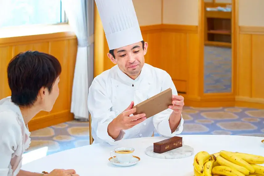 箱について紹介する杉本料理長